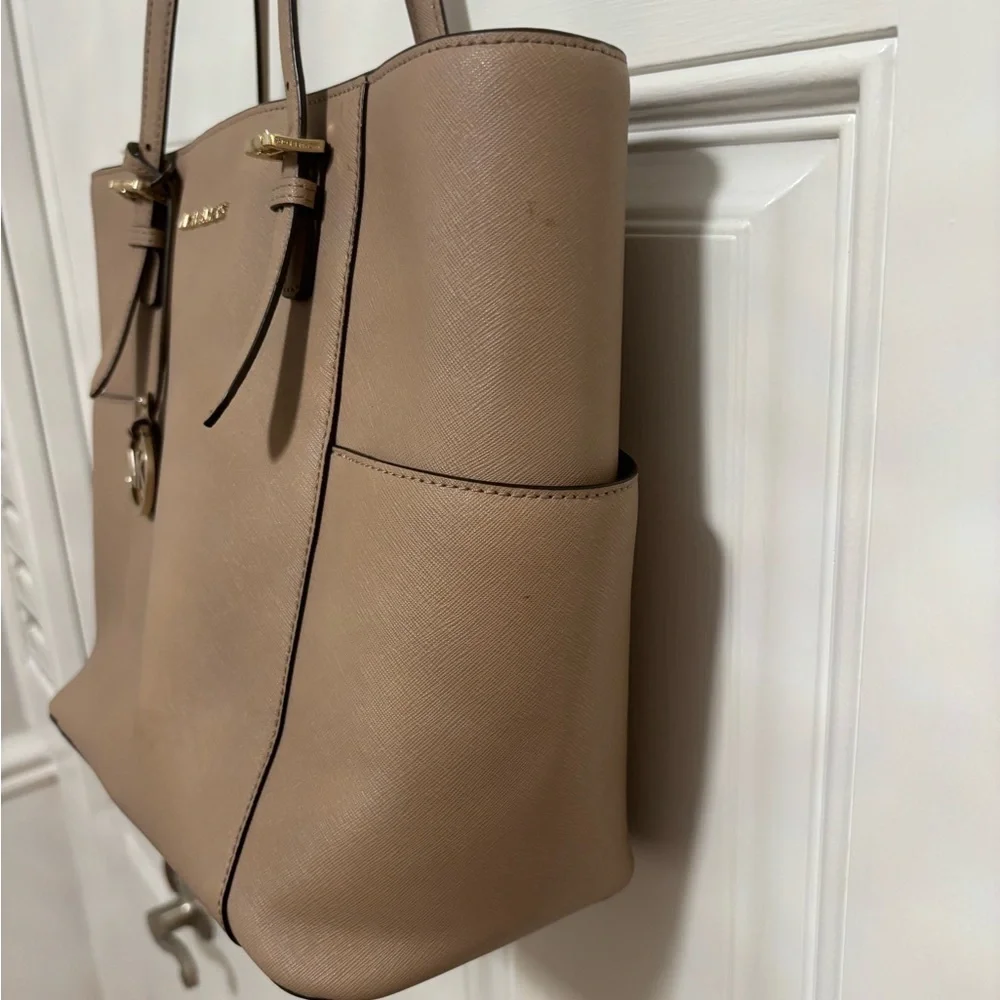Michael Kors Jet Set Tote – Tan Saffiano Leather – Authenticated – Gold Hardware